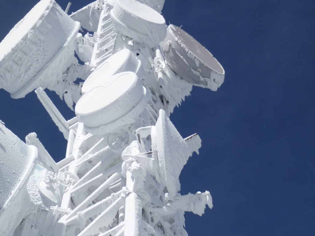 Soportes galvanizados en torre de telecomunicaciones
